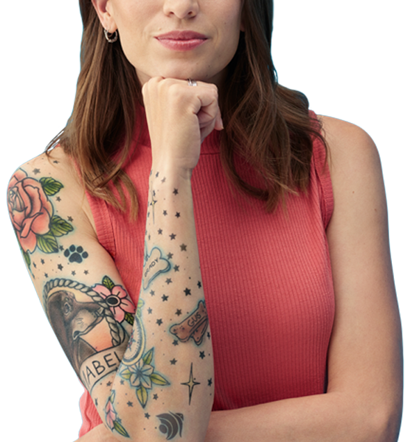 Mujer tatuada posando con mano en el mentón
