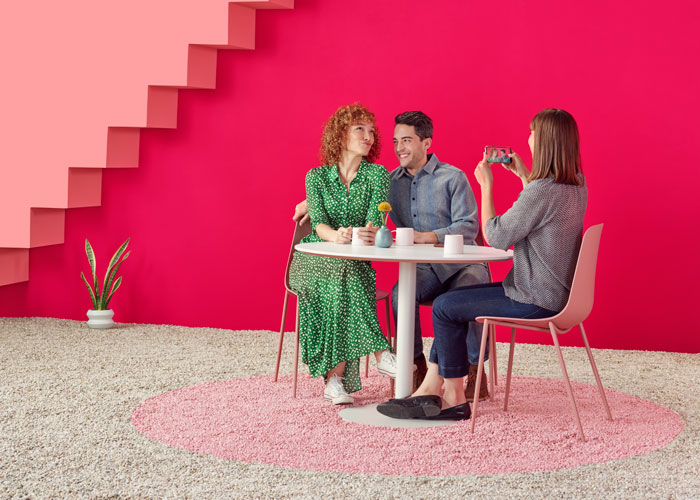 Un grupo de amigos sentados a la mesa tomando una foto